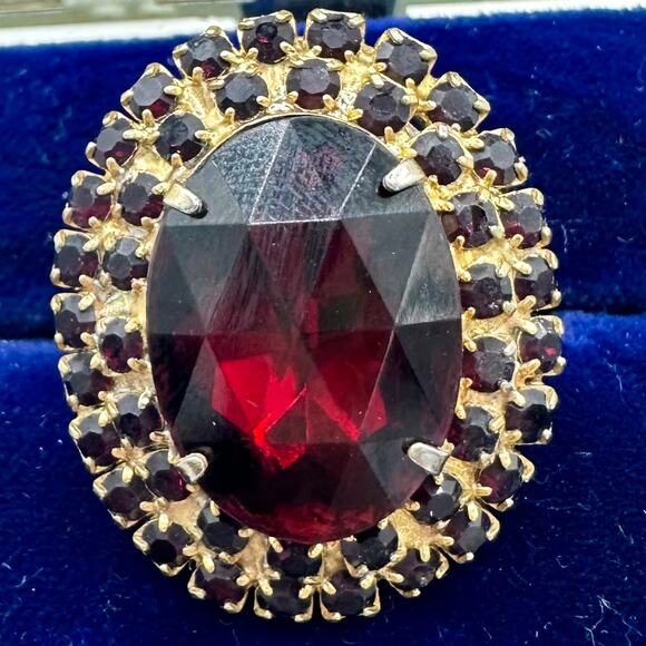 Vintage 1950s gold tone faux red garnets rhinestones adjustable cocktail ring - Picture 1 of 10